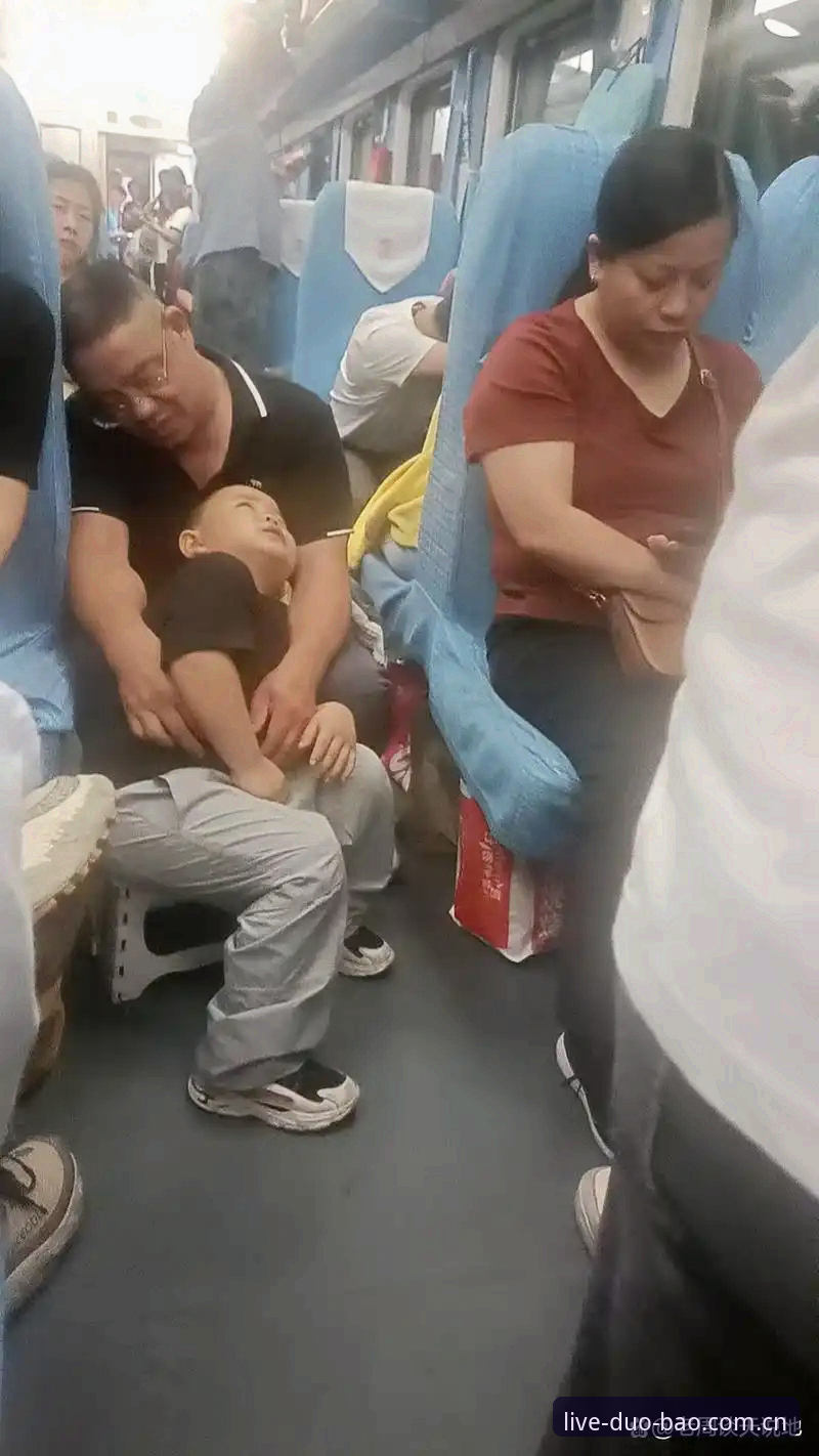 老周那天在高铁上给我发消息，说他在2号车厢用手机看球赛回放，旁边一个大哥凑过来问：“兄弟你这APP界面挺清爽啊，叫什么名字？”老周把屏幕转过去，人家一看就乐了：“多宝体育？我上个月刚卸载，说换新版要重新注册，麻烦。”老周把手机收回来，边划屏幕边说：“不用重新注册，我老账号直接登的，数据全在。”那大哥愣了几秒，又掏出手机开始搜应用商店。——这事儿让我想起，很多人其实不是不想下载，是怕折腾。